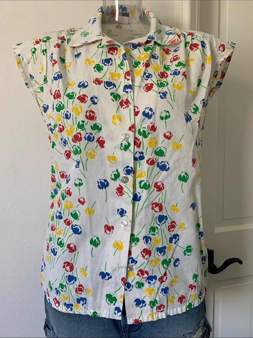 Vintage Sleeveless Button-Up Blouse with Multi-Color Floral Print